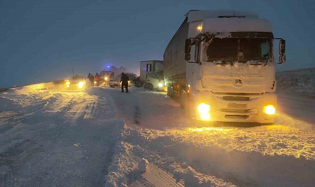Kars&#039;ta 7 araçlı zincirleme kaza: 5 yaralı