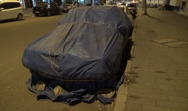 Kars'ta araçlara halılı, battaniyeli soğuk önlemi