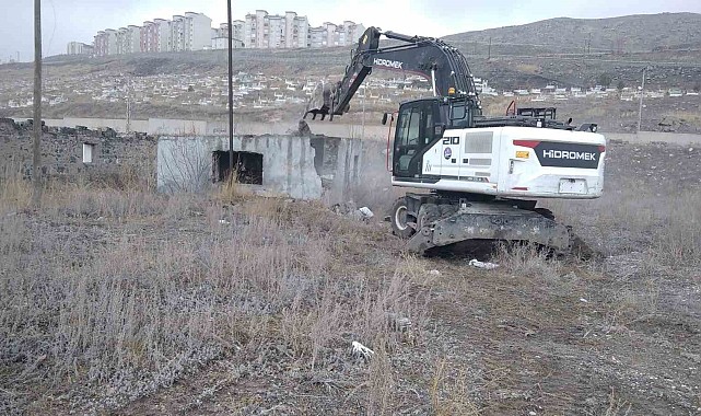 Kars'ta metruk binaların yıkımı devam ediyor
