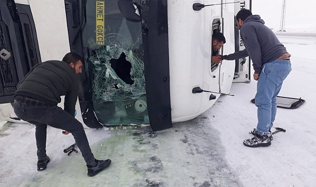 Kontrolden çıkan tır devrildi