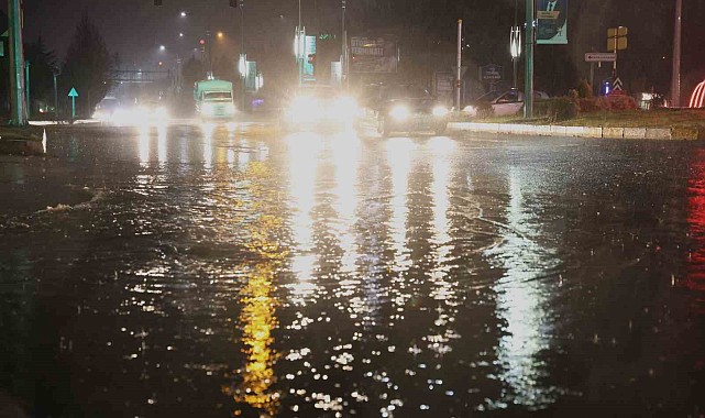 Sağanak yağış hayatı felç etti: Cadde ve sokaklar göle döndü