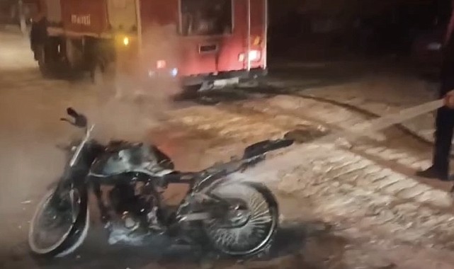 Seyir halindeki motosiklet yandı