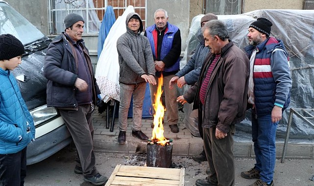 Soğuk havalar pazar esnafına soba kurdurdu