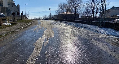 Su kaçağı, mahalle yolunu "buz pistine" çevirdi