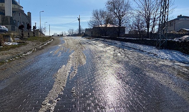 Su kaçağı, mahalle yolunu "buz pistine" çevirdi