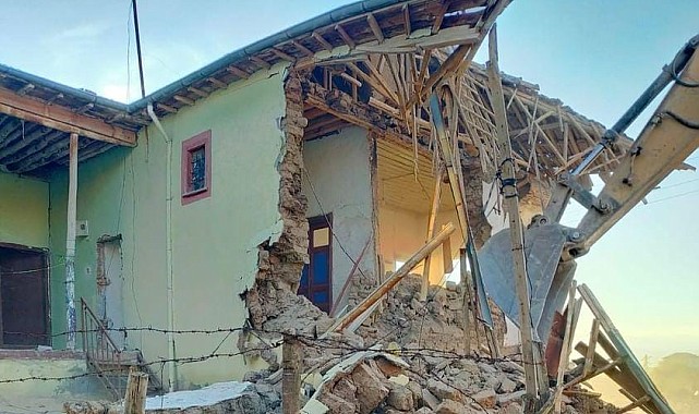 Yazıhan'daki ağır hasarlı evler yıkılıyor