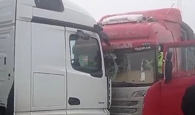 Yoğun sis, 3 araç kaza yaptı