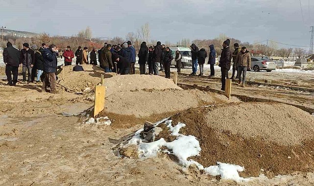 Yol açmaya giden iş makinasının devrilmesi sonucu hayatını kaybeden 4 kişi toprağa verildi