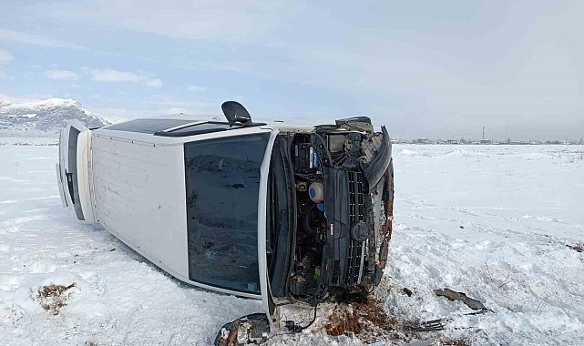 Ağrı&#039;da buzlanma kazayı getirdi