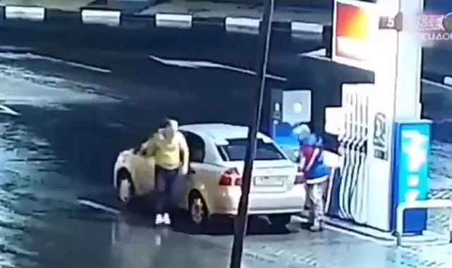 Akaryakıt almak için istasyona girdi, el frenini çekmeyince olanlar oldu