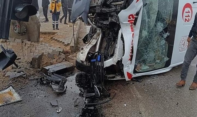 Ambulans sinyalizasyon direğine çarptı: 1 yaralı