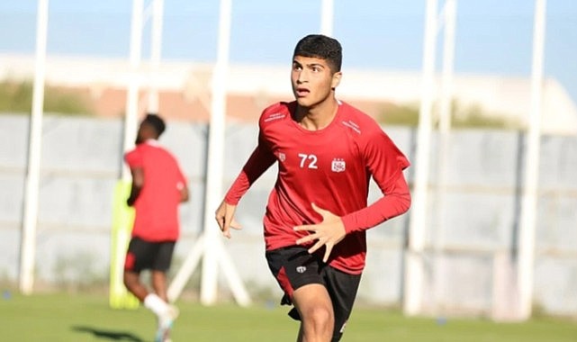 Anlaşma tamam! Sivasspor'un 17'lik yıldızı Yunus Emre Konak, Premier Lig yolcusu
