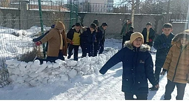 Ardahan'da çocukların kar sevinci