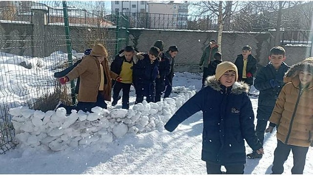 Ardahan'da çocukların kar sevinci