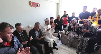 Ardahanlı Vali Yardımcısı Altun, şehit ailesinin evine taziye ziyaretine gitti