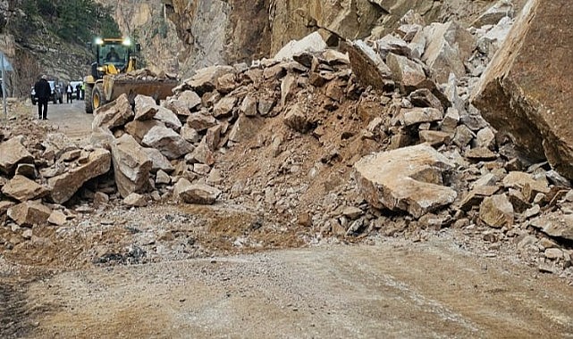Artvin-Ardahan kara yolunda heyelan; yol çift taraflı ulaşıma kapandı