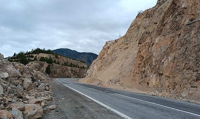 Artvin-Ardahan karayolunda heyelanlara neden olan kayalar temizleniyor