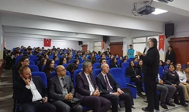 Başarı hikayesini lise öğrencileriyle paylaştı