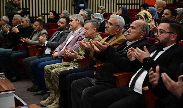 "Bayrak uğruna, toprak uğruna can verip devleşen birileri var"
