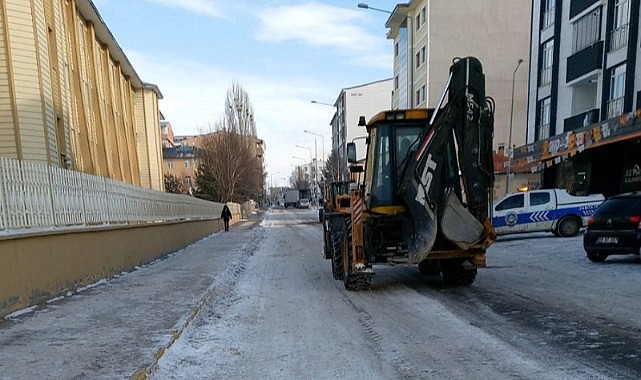 Belediyenin karla mücadelesi devam ediyor
