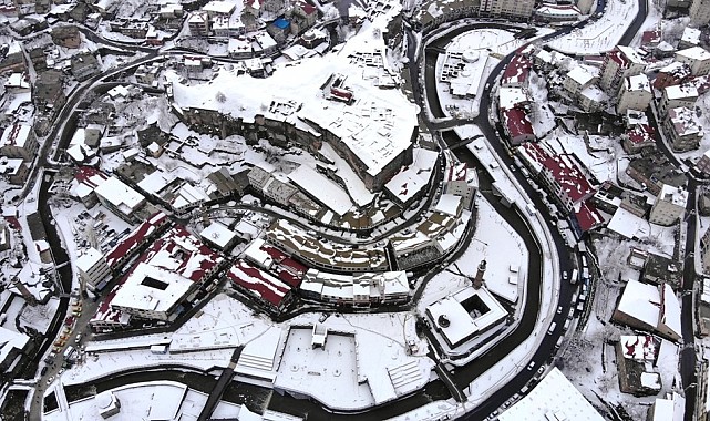Bitlis&#039;in karla bütünleşen tarihi güzellikleri mest ediyor