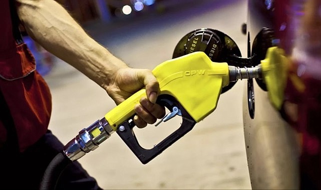 Bu gece yarısından itibaren motorine 1 lira 38 kuruş zam gelmesi bekleniyor