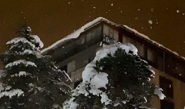 Çatılardaki buz sarkıtları ve kar birikintisi tehlike saçıyor