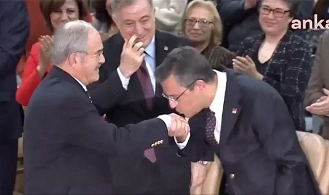 CHP Genel Başkanı Özgür Özel, Yılmaz Büyükerşen'in elini öptü