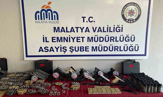Çok sayıda silah ve bıçak ele geçirildi