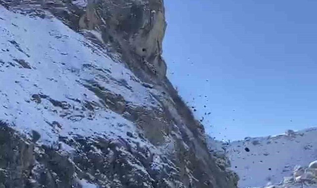 Dağdan kopan kaya parçaları kameraya yansıdı