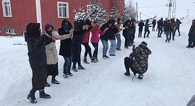 Damal'da kar altında halay çektiler