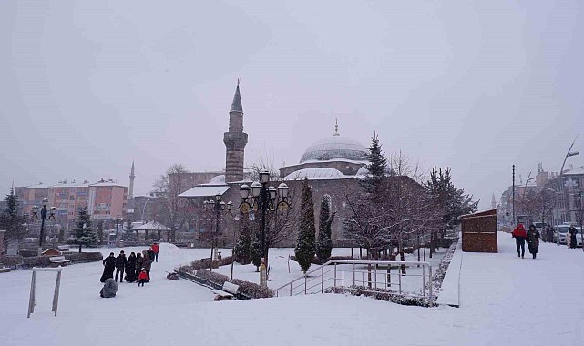 Erzurum'da kar yağışı etkili oluyor, 144 köy yolu kapalı