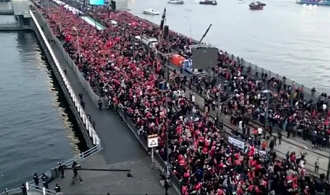 Gazze ve şehitlerimiz için İstanbul'da büyük yürüyüş! Binlerce insan Galata Köprüsü'ne akın etti