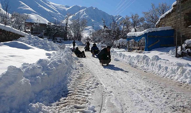 Gençler yaptıkları kızaklarla karın tadını çıkardı