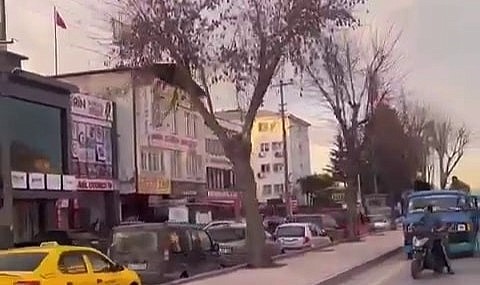 Gören dönüp bir daha baktı