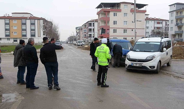 Hafif ticari araçlar çarpıştı: 2 yaralı