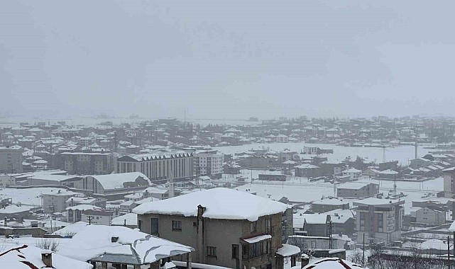 Hakkari&#039;de 96 köy ve 202 mezra yolu ulaşıma kapandı