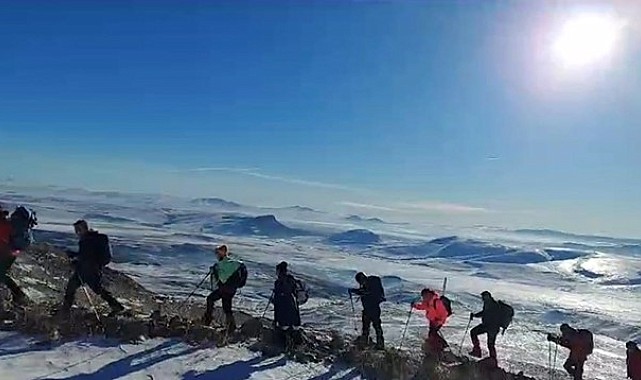 Iğdırlı dağcılar Sarıkamış Şehitleri için Allahuekber Dağı'na tırmandı