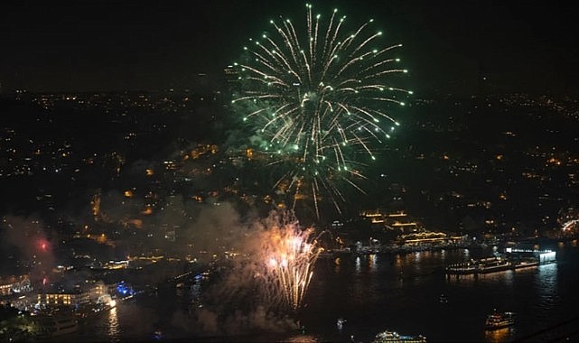 İstanbul Boğazı'nda yeni yıla özel havai fişekli görsel şölen