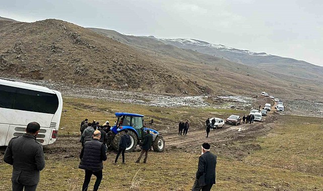 İstanbul'dan cenaze getiren otobüs çamurlu yola saplandı