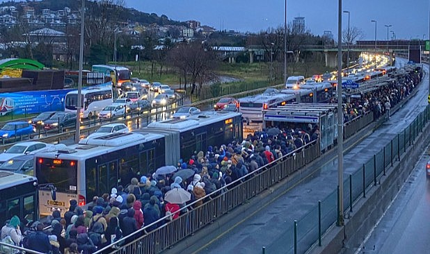 İstanbullunun metrobüs çilesi! Yağmurun altında kalakaldılar
