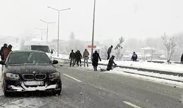 Kaçak göçmen taşıyan kamyonet kaza yaptı; 5 yaralı