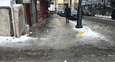 Kaldırımlar buz pistine döndü