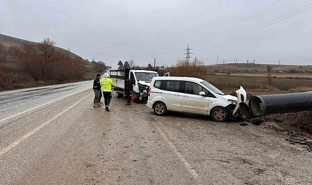 Kamyonet ile otomobil çarpıştı: 1 yaralı