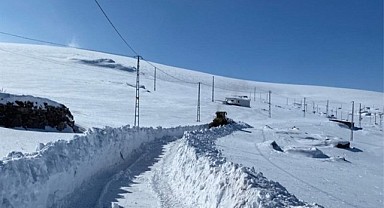 Kapanan köy yolları açılmaya başlandı