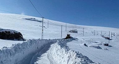 Kapanan köy yolları açılmaya başlandı