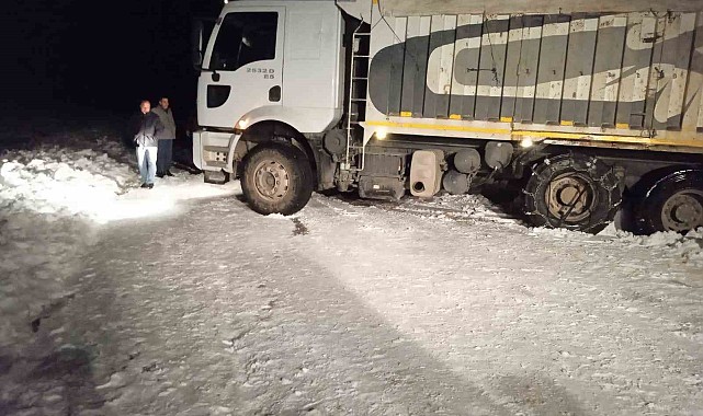 Kar nedeniyle yolda kalan araçlar kurtarıldı