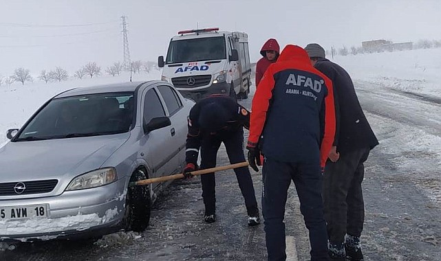 Kara saplanan otomobili AFAD ve Karayolları ekipleri kurtardı