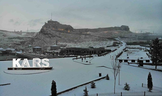 Kars beyaz gelinliğini giydi: Kentte 1 aydır beklenen kar yağdı