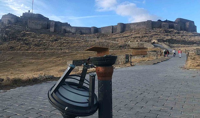 Kars Kalesi yolunun aydınlatma lambalarını kırdılar